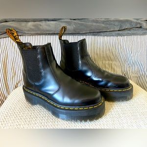 Dr Martens 2976 Leather Platform Chelsea Boots LIKE NEW women’s size 8